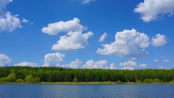Облака Отражаются Гладкой Воде Озера Течением Времени Увеличением — стоковое видео