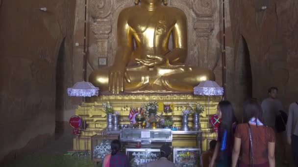 Bagan Myanmar Ianuarie 2016 Oamenii Roagă Înaintea Statuii Lui Buddha — Videoclip de stoc