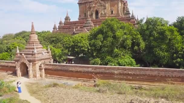 ミャンマー ビルマ のバガンにあるHtilominlo Pageda Paya 傾斜ビュー — ストック動画
