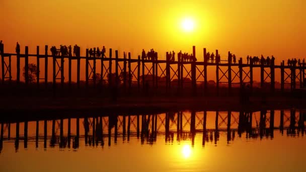 缅甸曼德勒的Taungthaman湖上著名的U Bein柚木桥 日落时分 — 图库视频影像
