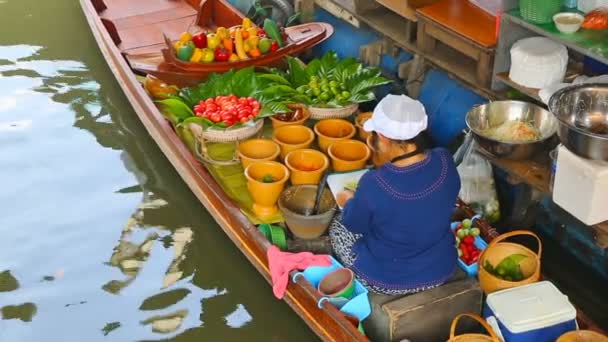 อาหารบนเร ตลาดน าในกร งเทพฯ ประเทศไทย — วีดีโอสต็อก