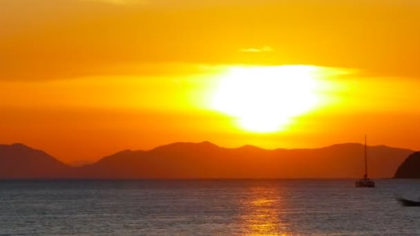 Lange Staart Boten Zee Bij Zonsondergang Thailand Zoom Timelapse — Stockvideo