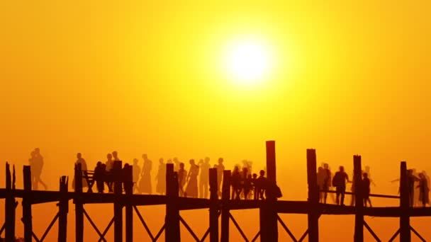有名なU Beinチーク橋タンタン湖 マンダレー ミャンマー ズームのタイムラプスの夕日 — ストック動画