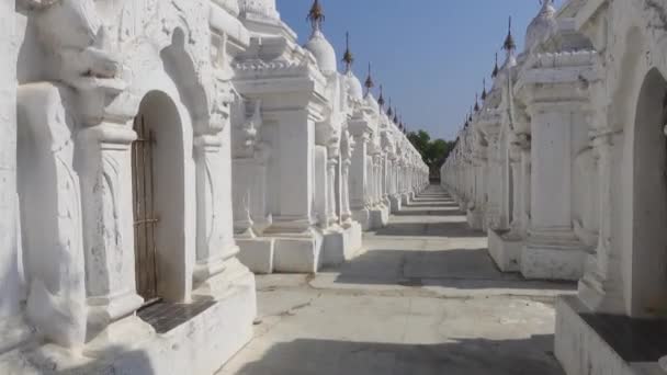 Mandalay Sandamuni Pagoda Kuthodaw Tapınağındaki Yüzlerce Beyaz Pagoda Nın Içinde — Stok video