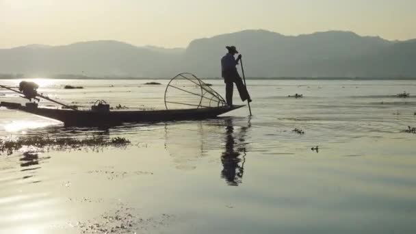 ミャンマー旅行の魅力のランドマーク ミャンマーのInle湖で漁網を持つ伝統的なビルマの漁師は 独特の1本足の漕ぎスタイルで知られています4K — ストック動画