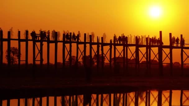 Berömd Bein Teak Bro Vid Solnedgången Taungthaman Sjö Mandalay Myanmar — Stockvideo