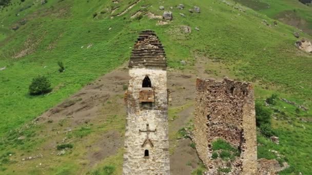 Luftaufnahme Des Mittelalterlichen Turmkomplexes Den Bergen Von Inguschetien Russland — Stockvideo