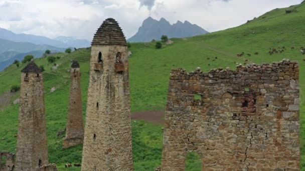 Ingushetia Rusya Dağlarındaki Ortaçağ Kulesinin Havadan Görünüşü — Stok video