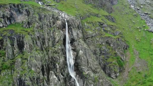 Влітку Піднімаючись Водоспадів Мідаґіндон Горах Північного Кавказу Вершини Гір Хмарах — стокове відео