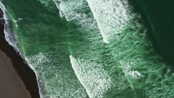 Luftaufnahme Vom Khalaktyrsky Strand Mit Schwarzem Sand Auf Der Halbinsel — Stockvideo