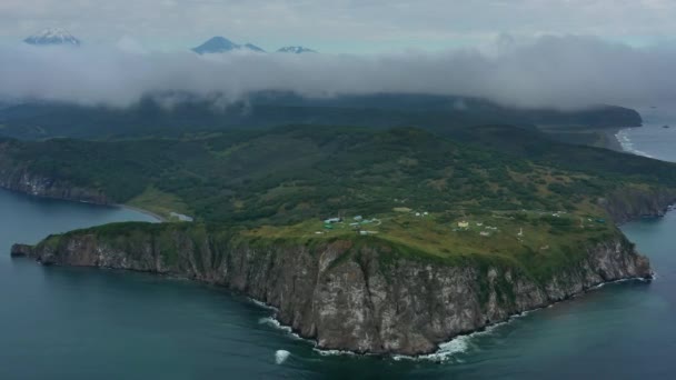 Légi Kilátás Cape Mayachny Világítótoronnyal Vulkán Avacha Bay Csendes Óceán — Stock videók
