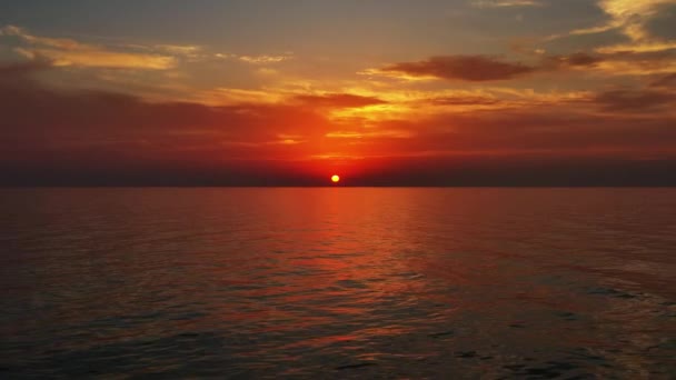 Poruszanie Się Spokojnej Powierzchni Morza Podczas Pięknego Zachodu Słońca — Wideo stockowe
