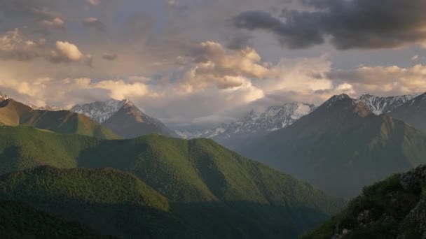 山の中で美しい夕日の雲 コーカサス ロシア タイムラプス4K — ストック動画