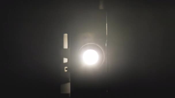 Oude Projector Met Lens Flare Close — Stockvideo