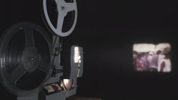 Eski Projektör Ekranda Film Gösteriyor — Stok video