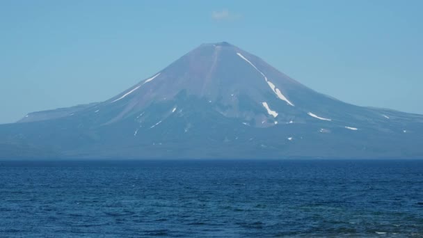 Λίμνη Kurile Και Ηφαίστειο Ilyinsky Χερσόνησος Kamchatka Ρωσία — Αρχείο Βίντεο