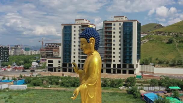 Vista Aérea Gran Estatua Oro Buda Plaza Zaisan Mongolia Ulán — Vídeo de stock