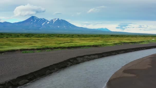 カムチャツカ半島 ロシア 太平洋上の黒い砂と火山とカラクティスキービーチの河口の空中ビュー — ストック動画
