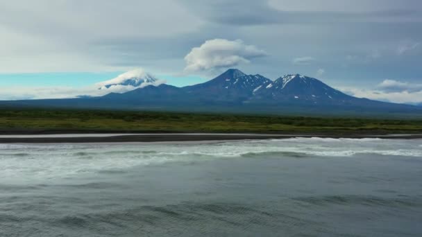 Πετώντας Πάνω Από Khalaktyrsky Παραλία Μαύρη Άμμο Στη Χερσόνησο Kamchatka — Αρχείο Βίντεο