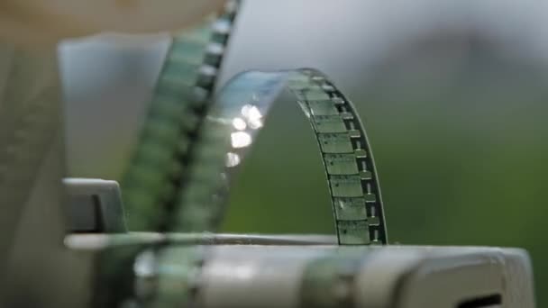 Nahaufnahme Eines Alten 8Mm Films Auf Funktionierendem Projektor — Stockvideo