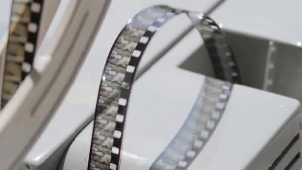 Zbliżenie Starego Filmu 8Mm Działającym Projektorze — Wideo stockowe