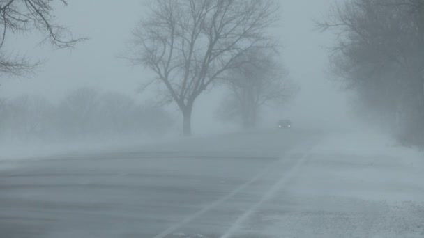 Autos Bewegen Sich Bei Schneesturm Auf Winterlicher Straße — Stockvideo