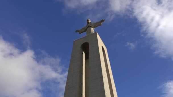 Statua Chrystusa Króla Cristo Rei Przeciwko Błękitnemu Niebu Chmurami Lizbona — Wideo stockowe