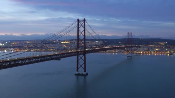 Most Kwietnia Ruchem Samochodowym Panoramicznym Widokiem Miasto Tle Zachodzie Słońca — Wideo stockowe