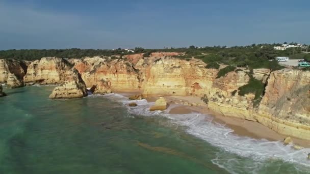 Uitzicht Vanuit Lucht Rotsen Golven Bij Praia Marinha Algarve Portugal — Stockvideo
