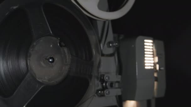 老旧的8毫米放映机 显示胶片 — 图库视频影像