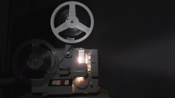 Antiguo Proyector Que Muestra Película — Vídeos de Stock