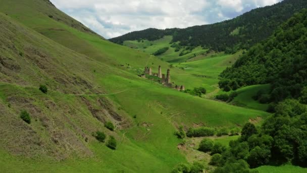 Luftaufnahme Des Mittelalterlichen Turmkomplexes Den Bergen Von Inguschetien Russland — Stockvideo