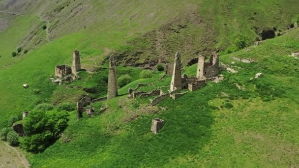 Vista Aérea Alrededor Del Complejo Torres Medievales Las Montañas Ingushetia — Vídeos de Stock