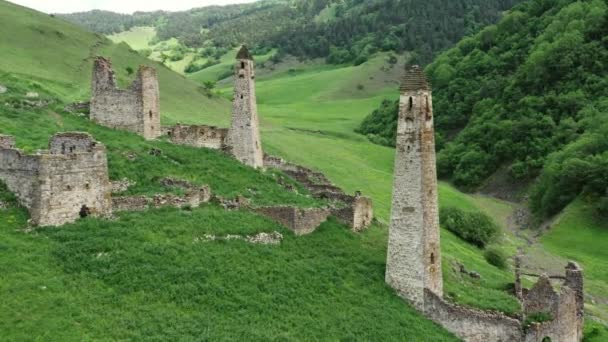 Luftaufnahme Des Mittelalterlichen Turmkomplexes Den Bergen Von Inguschetien Russland — Stockvideo