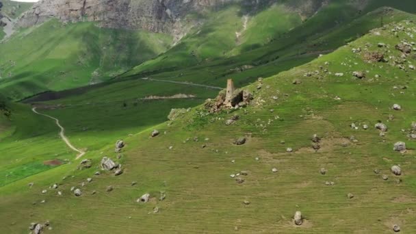 Luftaufnahme Des Mittelalterlichen Turms Den Bergen Von Inguschetien Russland — Stockvideo