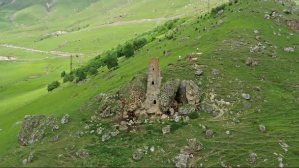 Inguhetia ロシア 4Kの山の中で中世の塔の眺めの周りの空中 — ストック動画
