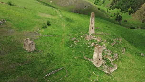 Inguhetia ロシア 4Kの山の中で中世の塔複合体のビューの周りの空中 — ストック動画