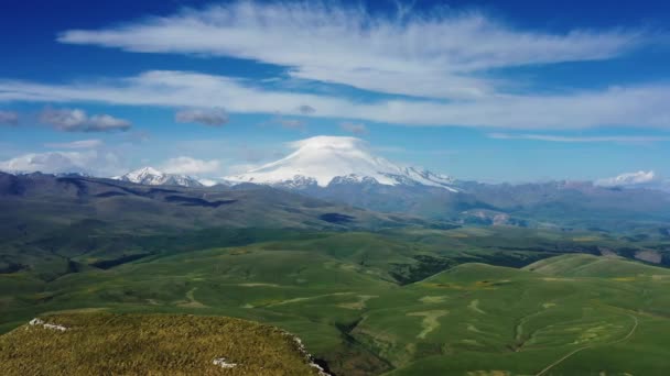 Vista Panorâmica Aérea Monte Elbrus Nuvens Montanhas Norte Cáucaso Planalto — Vídeo de Stock