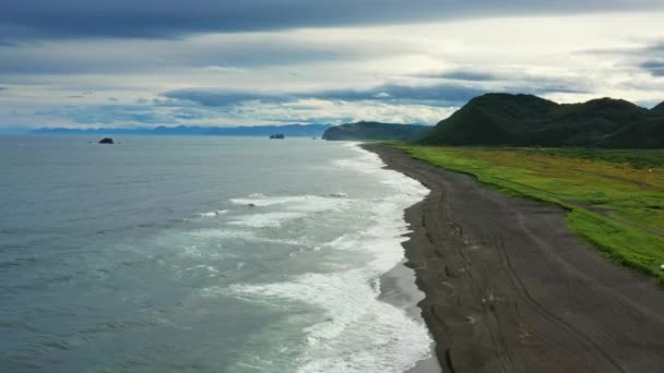 Voando Sobre Praia Khalaktyrsky Com Areia Preta Península Kamchatka Rússia — Vídeo de Stock
