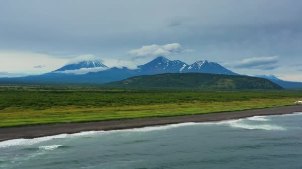 Vista Aérea Playa Khalaktyrsky Con Arena Negra Volcán Península Kamchatka — Vídeos de Stock