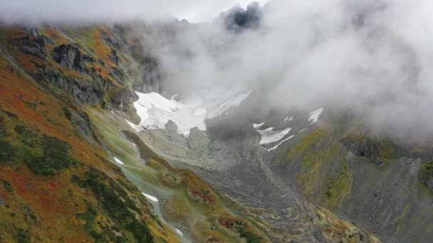 堪察加半岛云彩中Vachkazhets火山的空中景观 — 图库视频影像