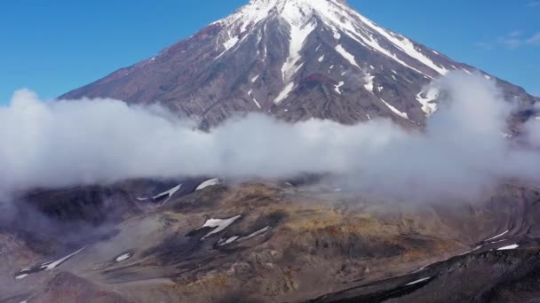 Luchtfoto Van Koryaksky Vulkaan Wolken Het Schiereiland Kamchatka Rusland — Stockvideo