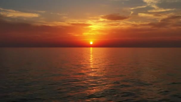 Bewegend Een Rustig Zeeoppervlak Tijdens Een Prachtige Zonsondergang — Stockvideo