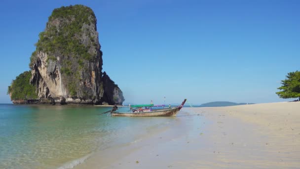 Long Tail Boat Coming Tropical Beach Pranang Beach Krabi Thajsko — Stock video