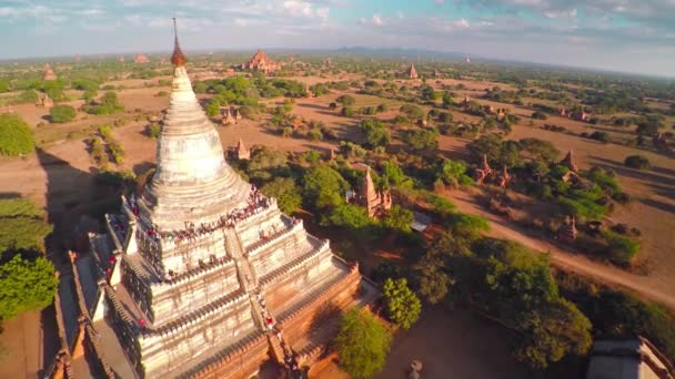 Akşamları Bagan Daki Shwesandaw Pagoda Tapınakları Üzerinde Uçan Myanmar Burma — Stok video