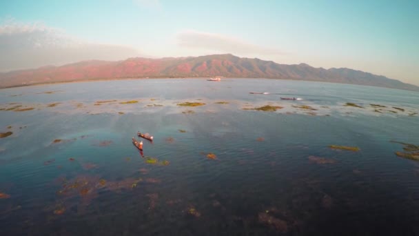 Πετώντας Πάνω Από Σκάφη Στη Λίμνη Inle Ηλιοβασίλεμα Μιανμάρ Βιρμανία — Αρχείο Βίντεο
