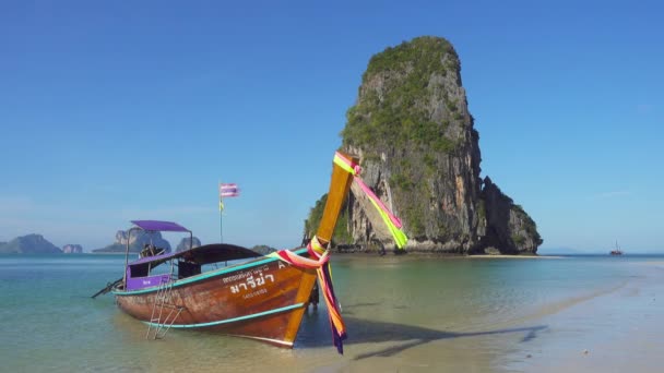 Довгий Хвостовий Човен Тропічному Пляжі Пляж Прананг Скелі Крабі Таїланд — стокове відео