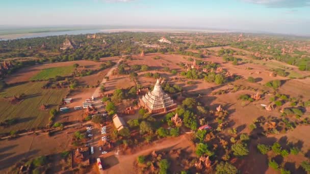Volando Sobre Pagoda Shwesandaw Los Templos Bagan Por Noche Myanmar — Vídeos de Stock