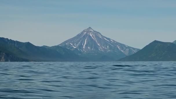 Volcán Vilyuchinski Costa Rocosa Península Kamchatka Rusia — Vídeo de stock