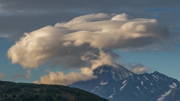 Dramatische Spektakuläre Linsenförmige Wolkenbildung Über Dem Vulkan Auf Der Halbinsel — Stockvideo